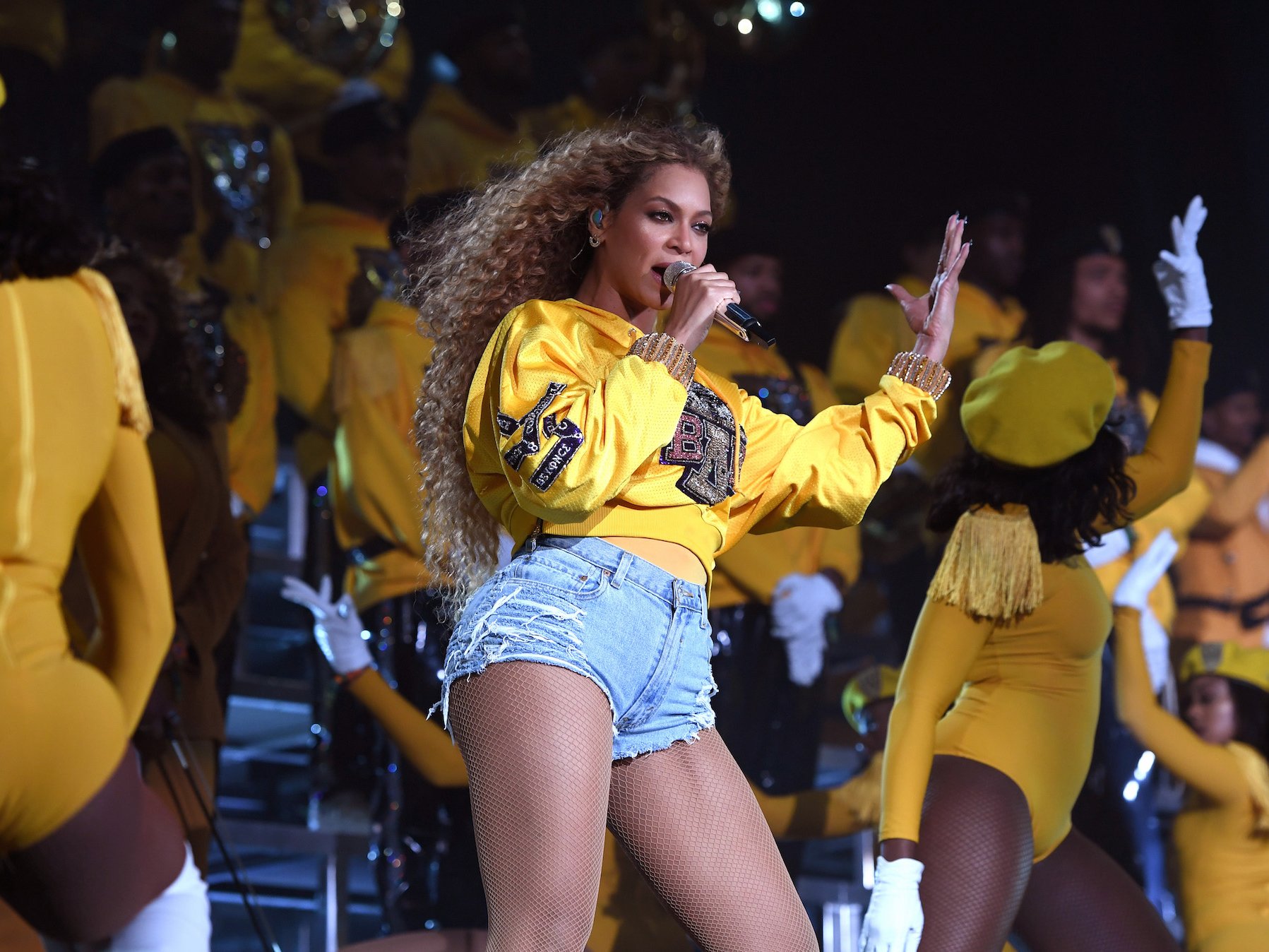 Beyonc&eacute;'s dad told us why she forms a prayer circle with her crew before every performance