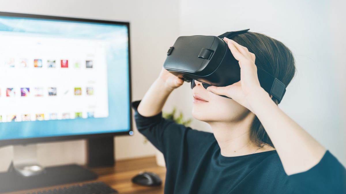 From bedroom to virtual changing room: surviving the retail apocalypse through VR