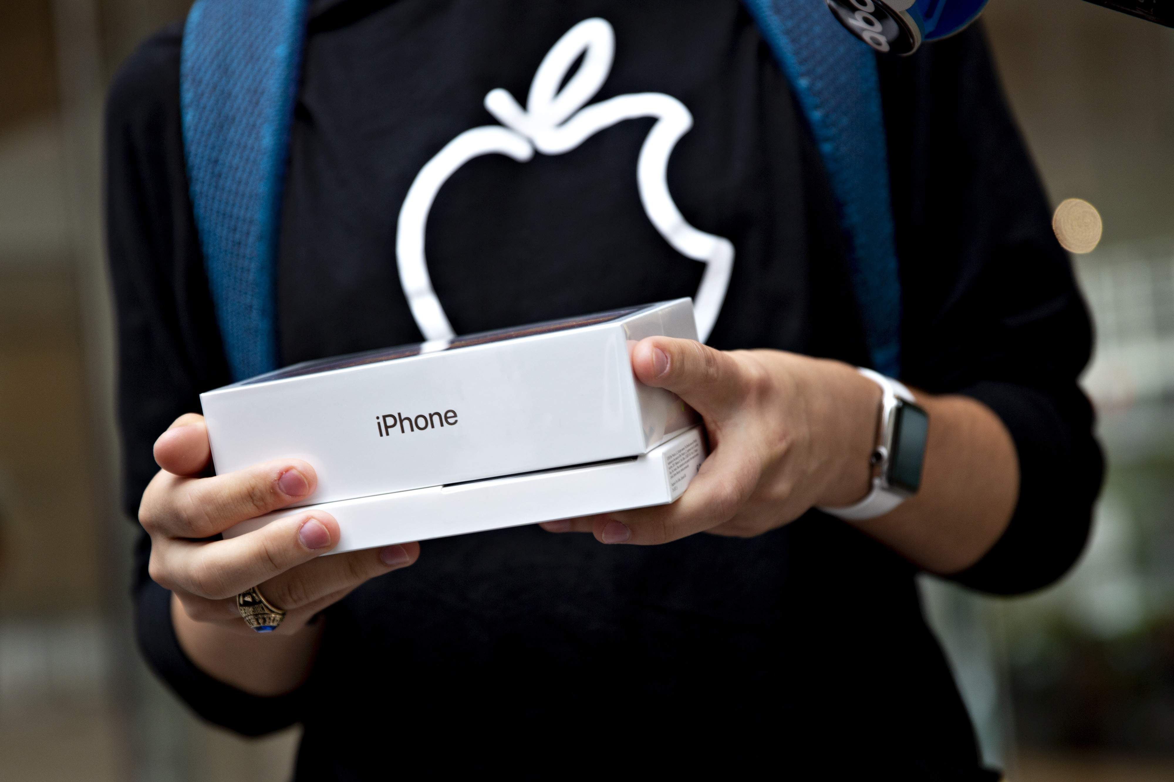 Apple resorts to promo deals, trade-ins – The Gazette
