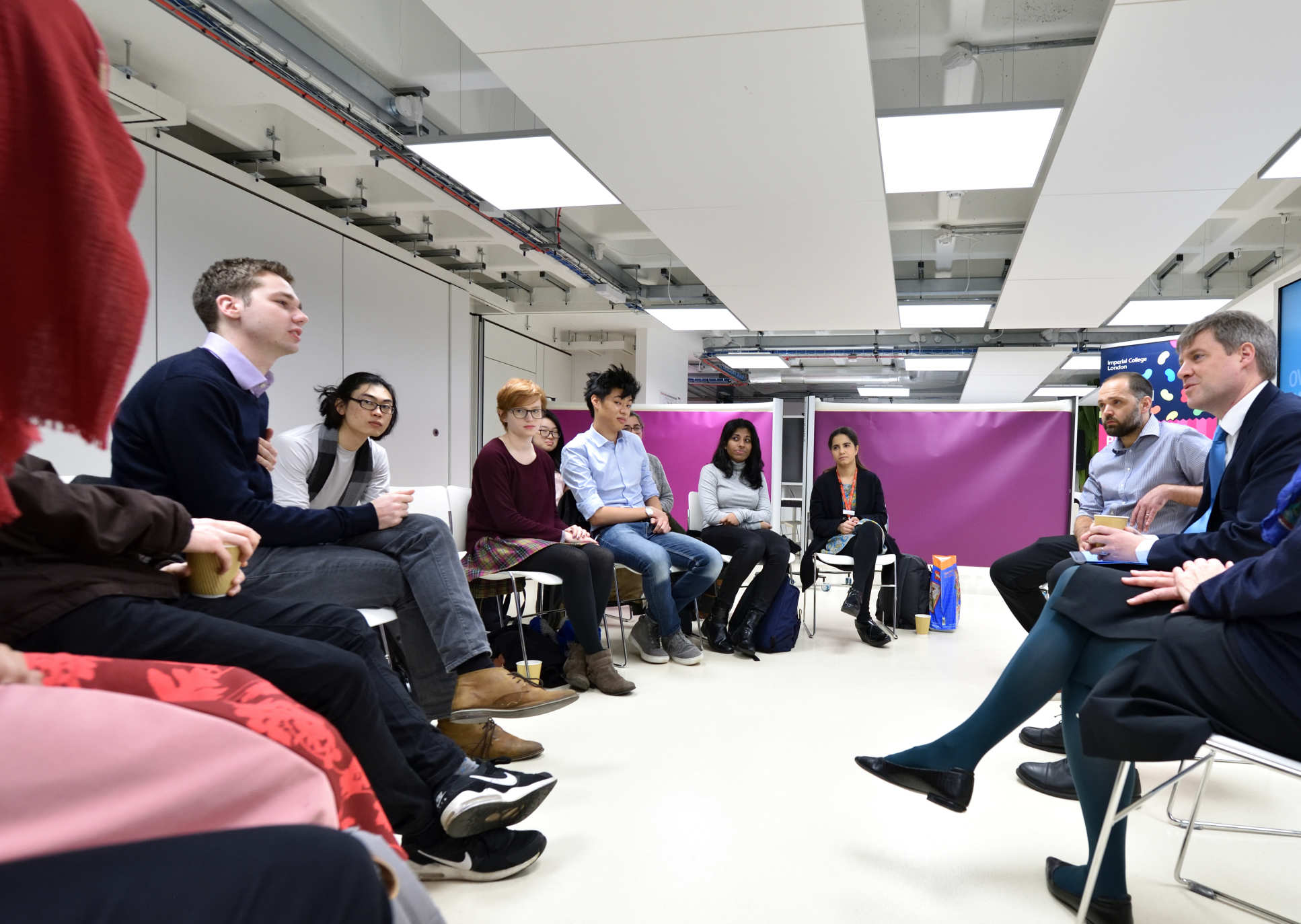 New Universities Minister tries his hand at augmented reality surgery | Imperial News – Imperial College London