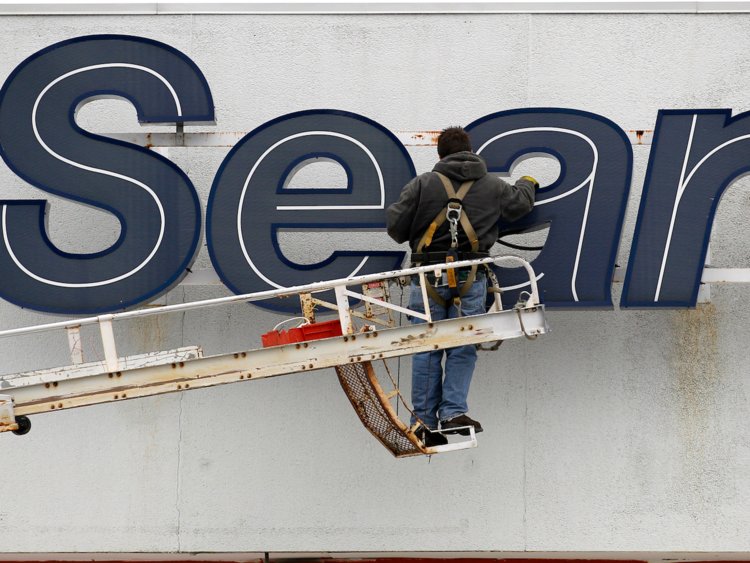 These haunting photos of the retail apocalypse reveal a new normal in America as Sears clings on after closing hundreds of stores (M, JCP)
