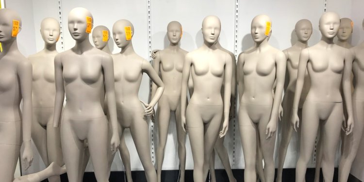 We visited a Charlotte Russe store the day after the company filed to liquidate, and it's clear the retail apocalypse is in full swing