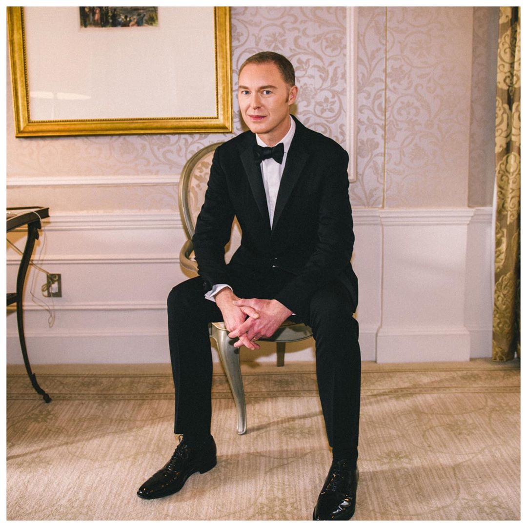 Vevers, @StuartVevers. Coach's creative director readies for his walk on the #MetGala's pink carpet. #MetGala2019 #CoachNY