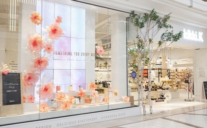 Vitrine de Dia das Mães: amor cor-de-rosa.