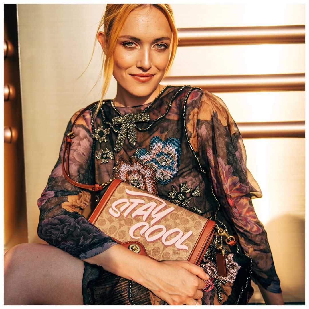 We like what we C. Some of our favorite Coach fam members stopped by our just-opened Hudson Yards pop-up to experience the “Art of Signature.” #CoachCreate #CoachNY . . . Now through July 17, visit the space to shop limited-edition, printed Signature bags or have one of our artist-in-residence customize it for you. In partnership with @Visa_US.