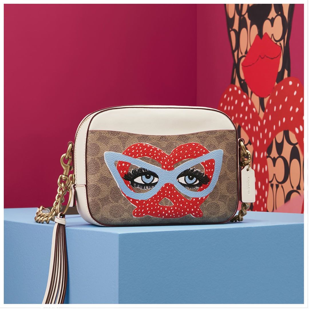 Picture this: Our Signature Camera Bag emblazoned with a pretzel wearing cateye glasses. Inspired by makeup, a 60s aesthetics, street food and our hometown of New York, illustrator @TheeBouffants, aka Kendra Dandy, created this playful, oversize motif for our limited-edition Art of Signature series. Discover more via link in bio or visit our special pop-up at the Plaza, Hudson Yards in NYC through July 17th. #CoachCreate #CoachNY . . . You’re invited to The Art of Signature Pop-Up in NYC. An interactive experience with free product customization by creatives, daily entertainment and sweet treats. Plus, if you’re a @Visa_Us card holder you’ll receive a gift with purchase while supplies last. The Plaza at Hudson Yards, 10AM – 8PM Monday – Saturday, 10AM – 7PM Sunday, until July 17th. C you there.