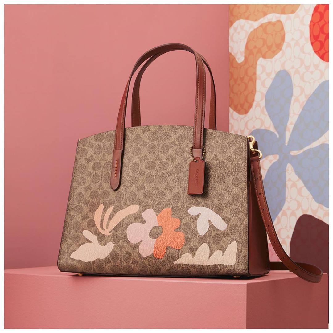 Known for her graphic images with an organic touch, Brooklyn-based painter @MarleighCulver layered her oversize florals on our Signature Charlie carryall for a limited-edition piece, that’s, well, in full bloom. #CoachCreate #CoachNY . . . You’re invited to The Art of Signature Pop-Up in NYC. An interactive experience with free product customization by creatives, daily entertainment and sweet treats. Plus, if you’re a @Visa_Us card holder you’ll receive a gift with purchase while supplies last. The Plaza at Hudson Yards, 10AM – 8PM Monday – Saturday, 10AM – 7PM Sunday, Until July 17th. C you there!