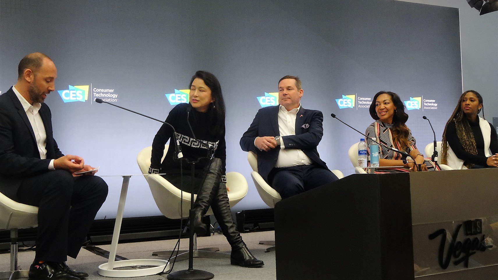 Beauty retailers embrace AR, AI