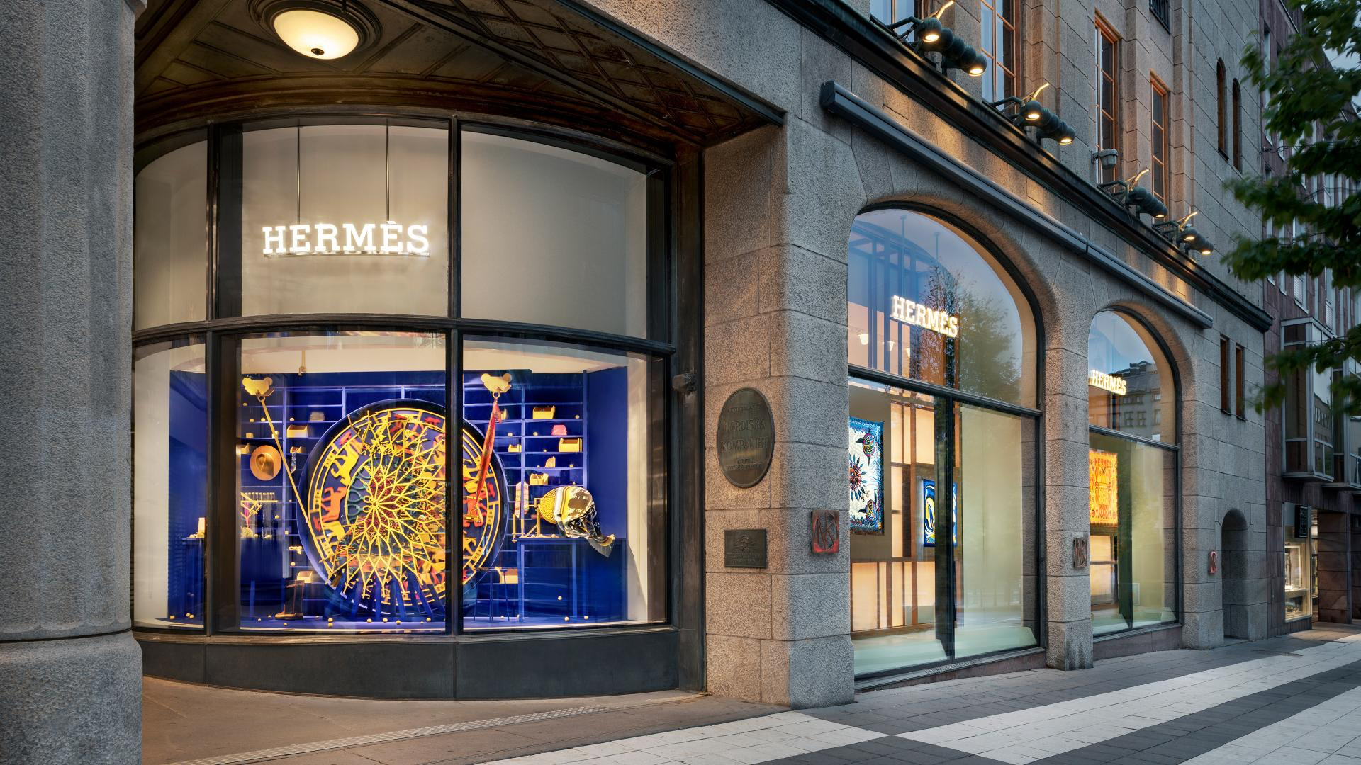 Can shop windows tell a story? How Levi van Veluw creates narratives for Hermès