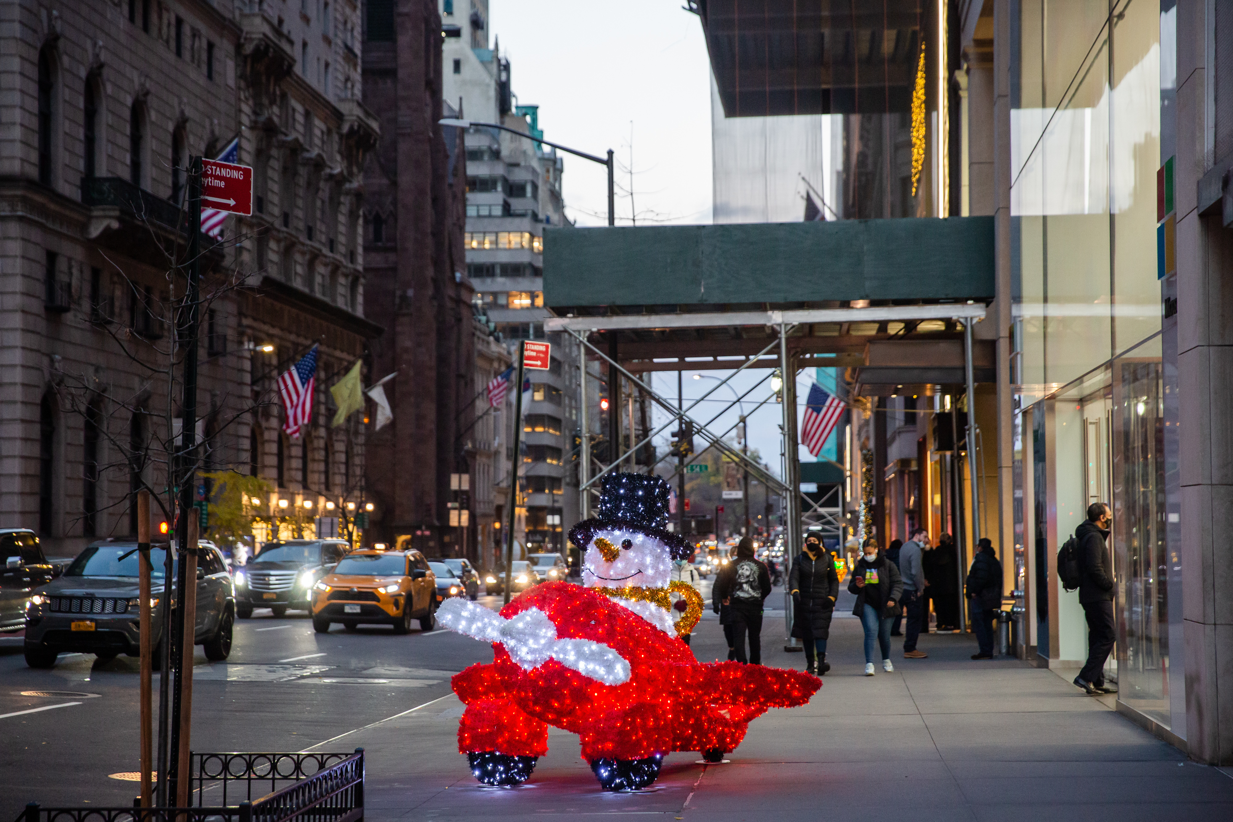 Fifth Avenue Association Lights Up the Holidays with “Make it Bright” Campaign