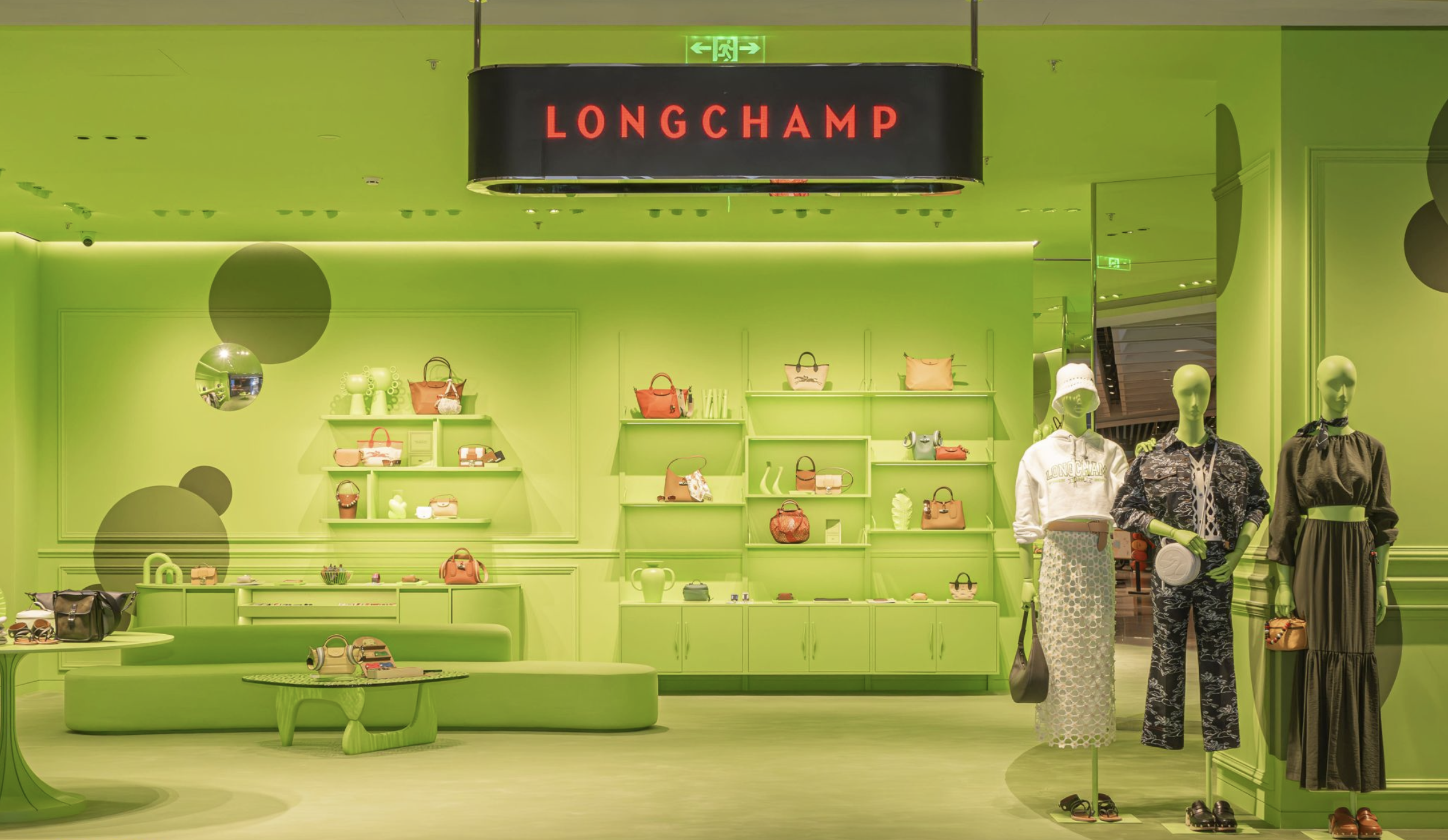 Longchamp Unveils the Essence of Elegance with the Beijing SKP-S Boutique and ‘Infinite Green Mirror’ Installation