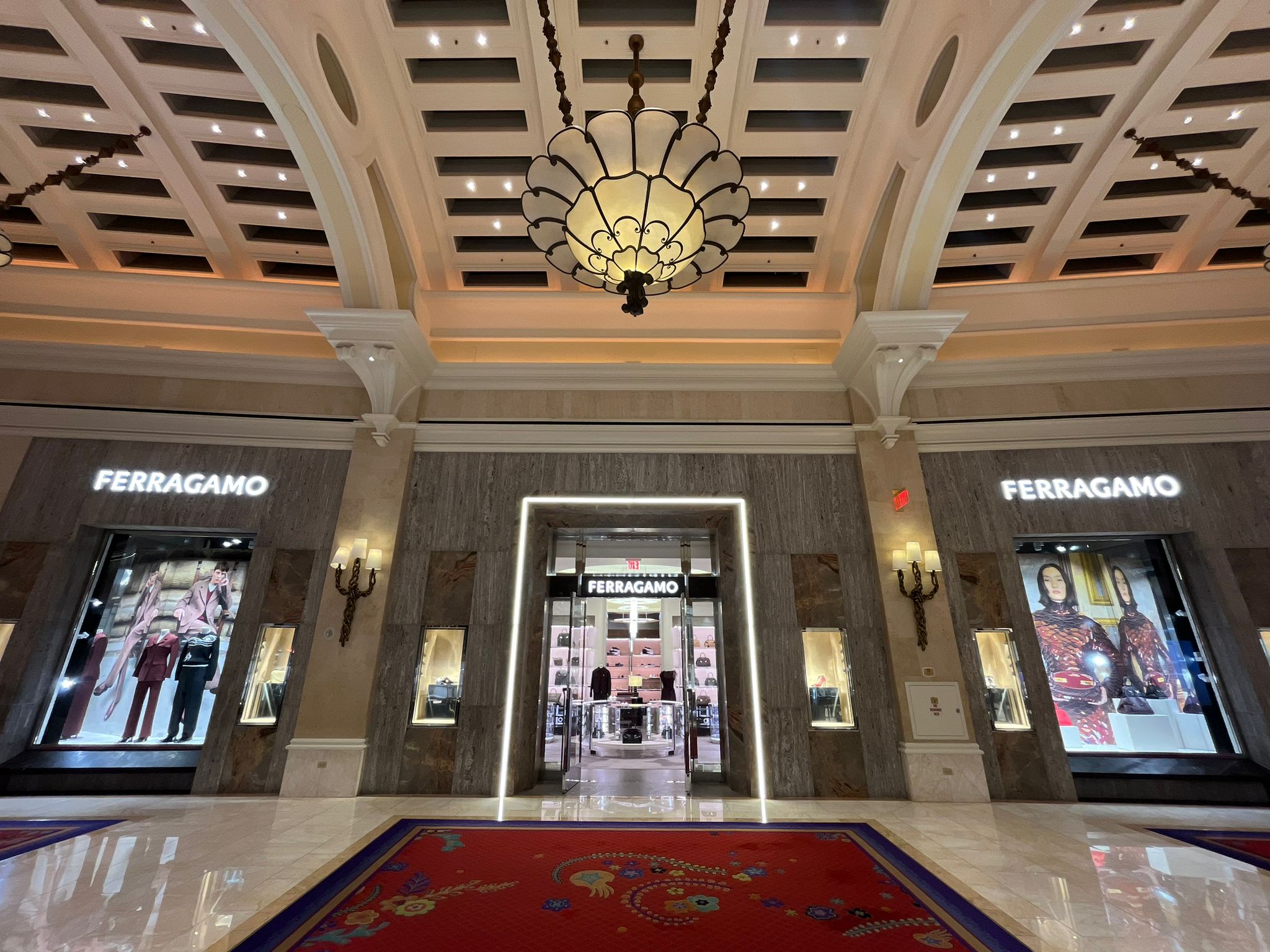 Crafting Visionary Solutions through Creative Fabrication: Vista Visual Group’s Nationwide Rollout for Ferragamo
