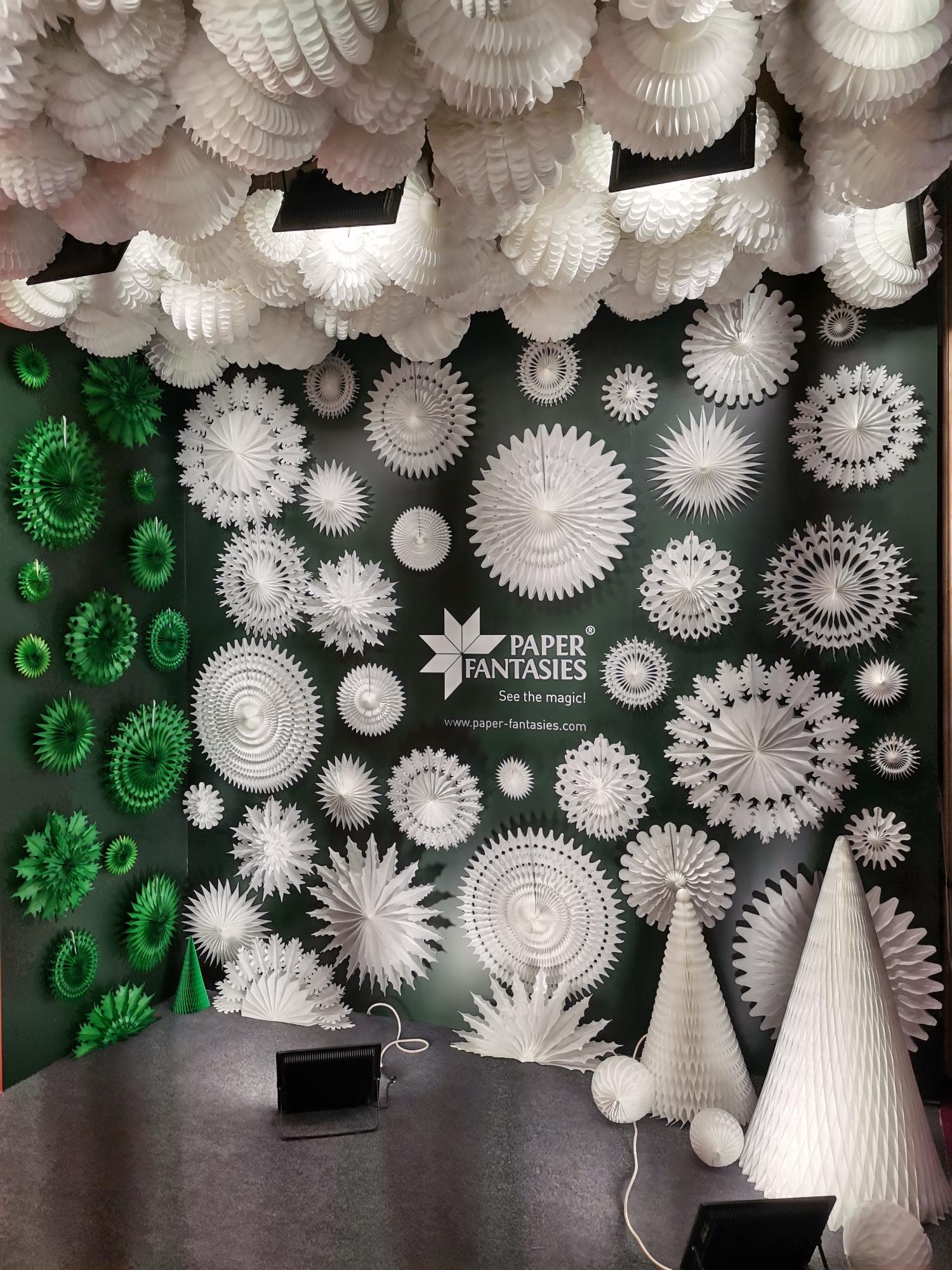 Paper Fantasies – From Flat Paper to Three-Dimensional Honeycomb Displays