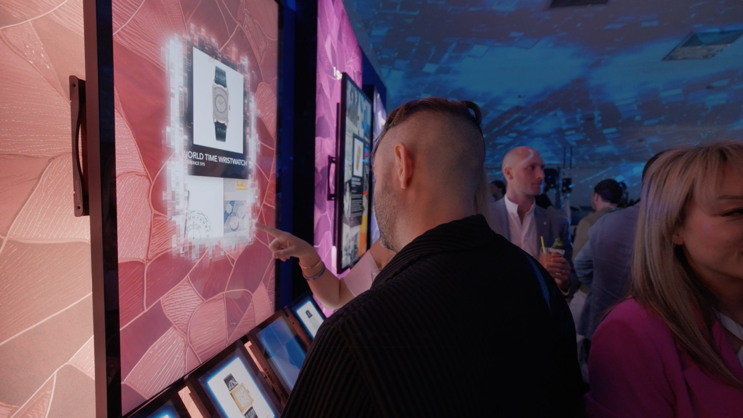 Blending Screens with Store Design in Smarter Ways