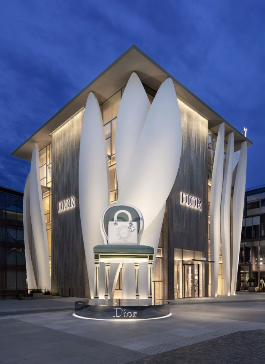Dior Unveils the Fall–Winter 2026–2027 Collection with Enchanting Window Displays at Beijing Sanlitun