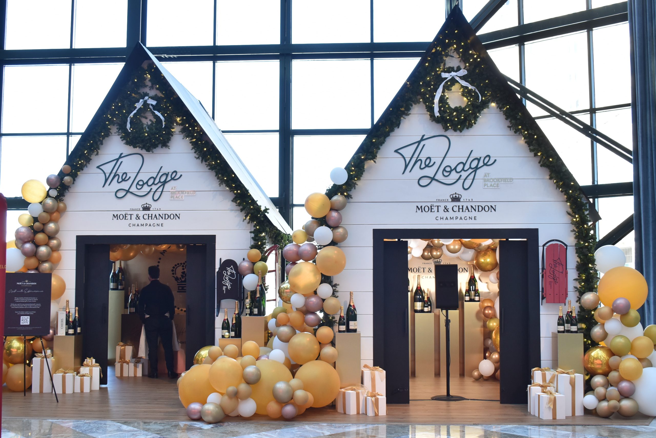 Retail Holiday Displays: How to Combine Visual Merchandising and Experiential Design